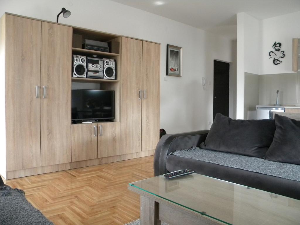 Apartment Srebrni Oblak アランジェロヴァツ エクステリア 写真